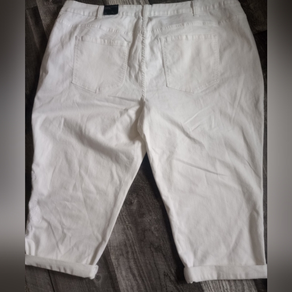 Lane Bryant, NWT, Women's Size 28 White Girlfriend Crop - Picture 2 of 8